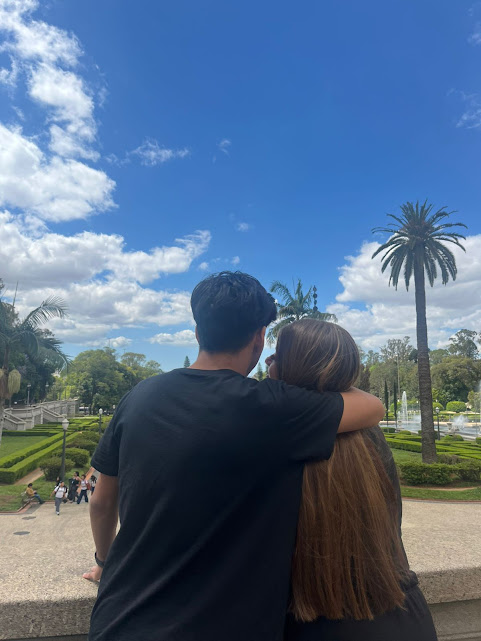 Abraço no jardim do museu