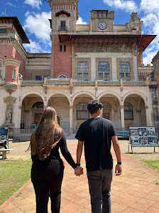 De mãos dadas na entrada do museu