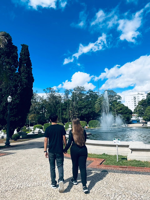 Passeio no jardim do museu